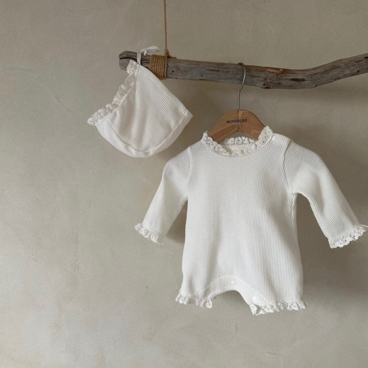 Monbebe Waffle Suit + Bonnet Set (White)
